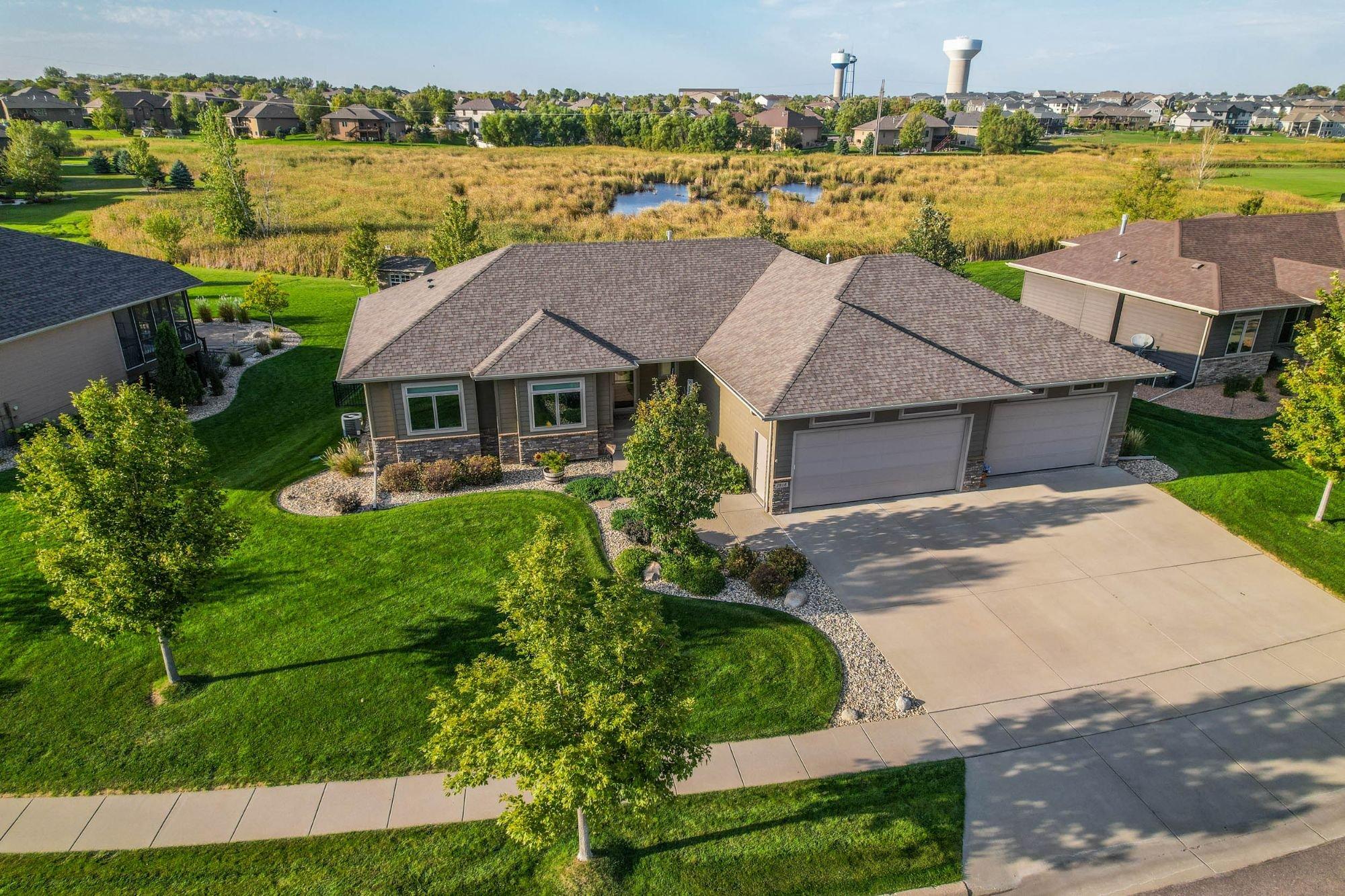 carousel-hero-element image-0